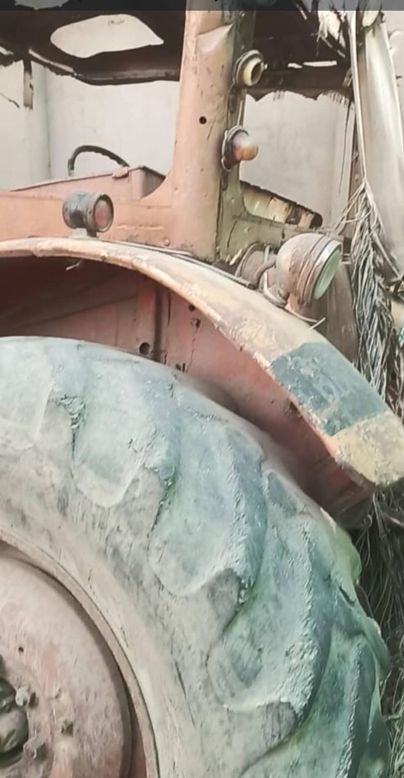 روسی ٹریکٹر ماڈل 1978 بمعہ فرنٹ بلیڈ 300 روپیہ فی کلوگرام 3