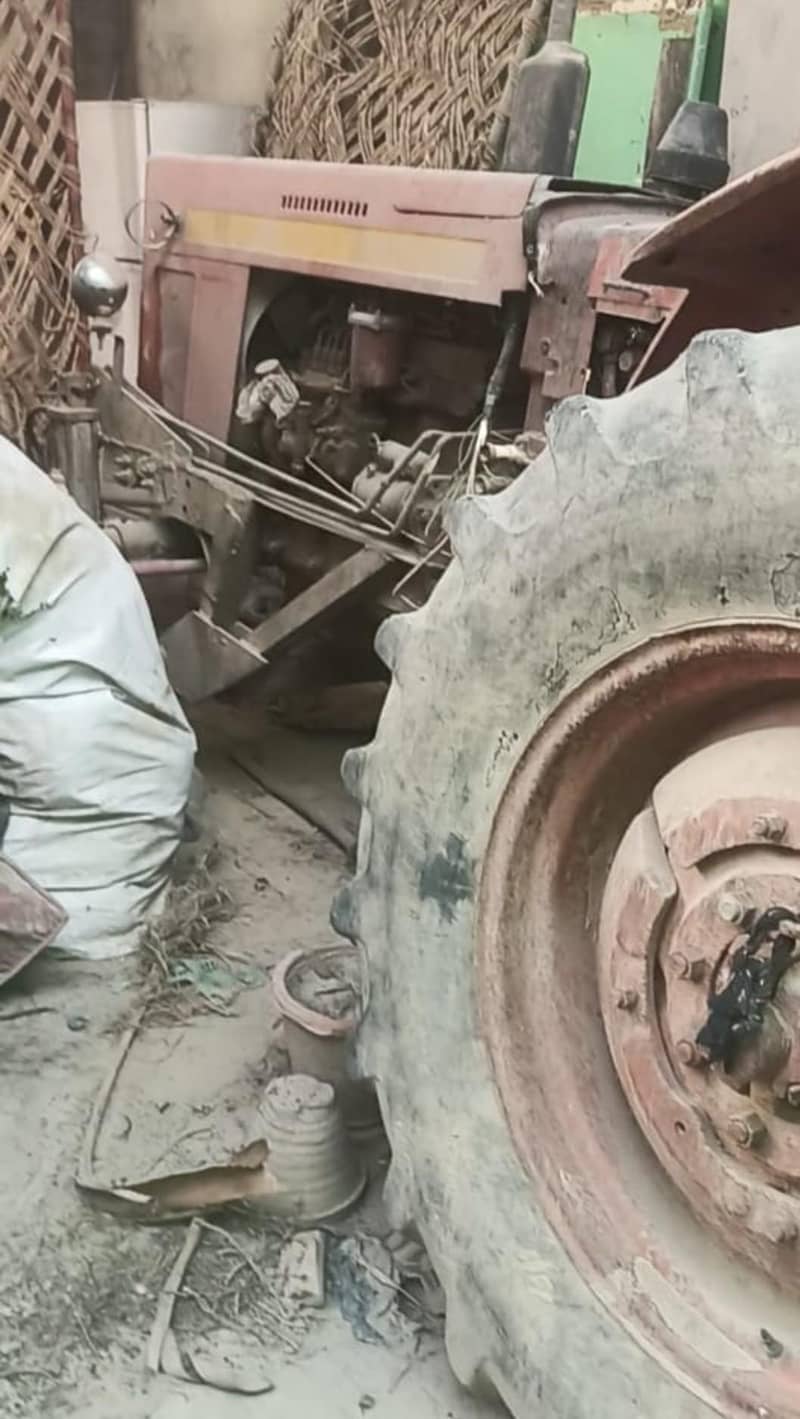 روسی ٹریکٹر ماڈل 1978 بمعہ فرنٹ بلیڈ 300 روپیہ فی کلوگرام 4