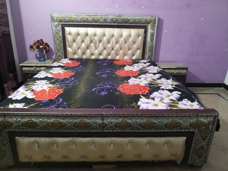 Bed with 2 side tables. Dressing table 0