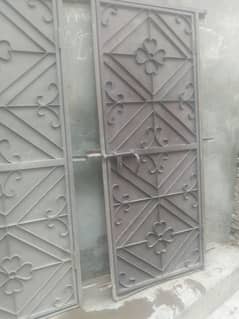Doors   wazni  hain Urgent for sale Condition 10/10 ha all ok ha