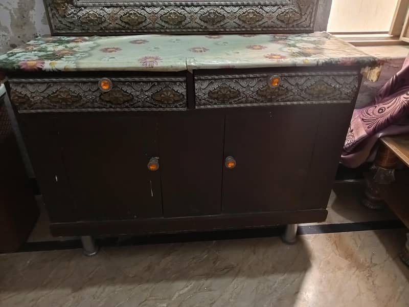 Bed with 2 side tables. Dressing table 3