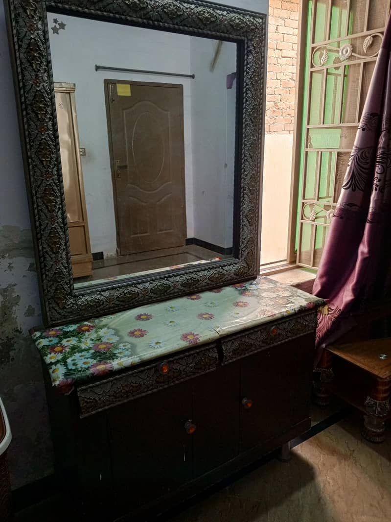 Bed with 2 side tables. Dressing table 4