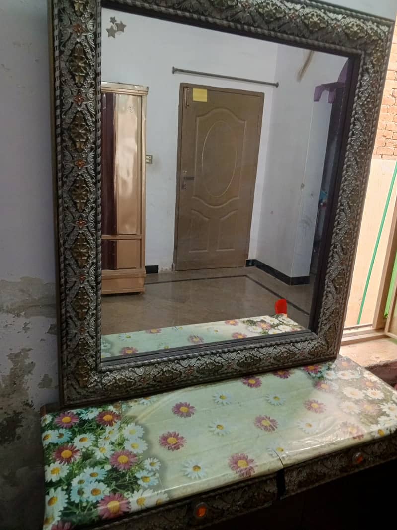 Bed with 2 side tables. Dressing table 5