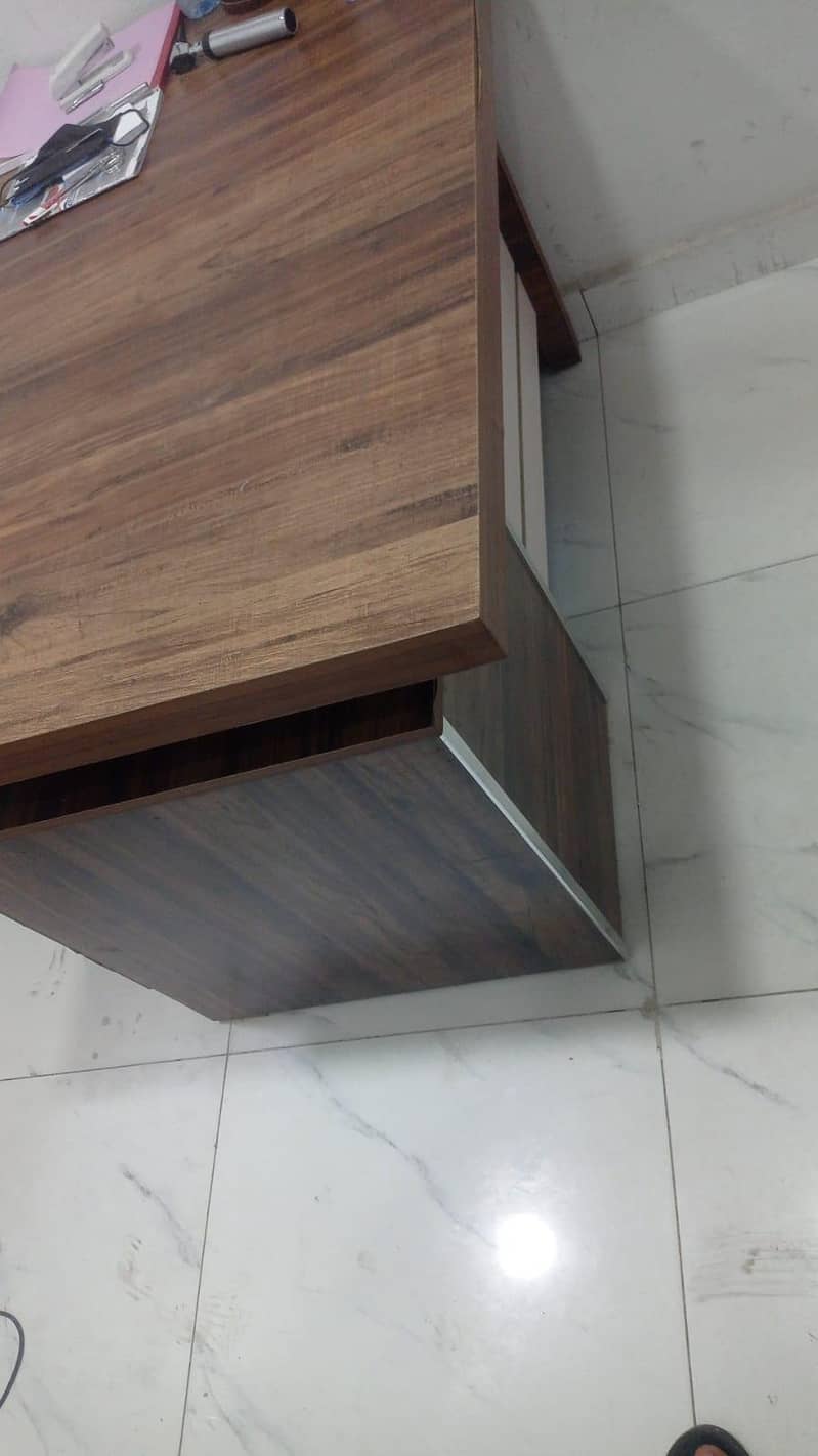 office table in good condition 0