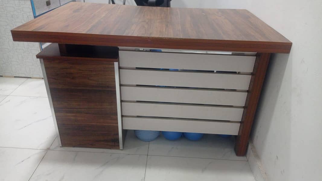 office table in good condition 1