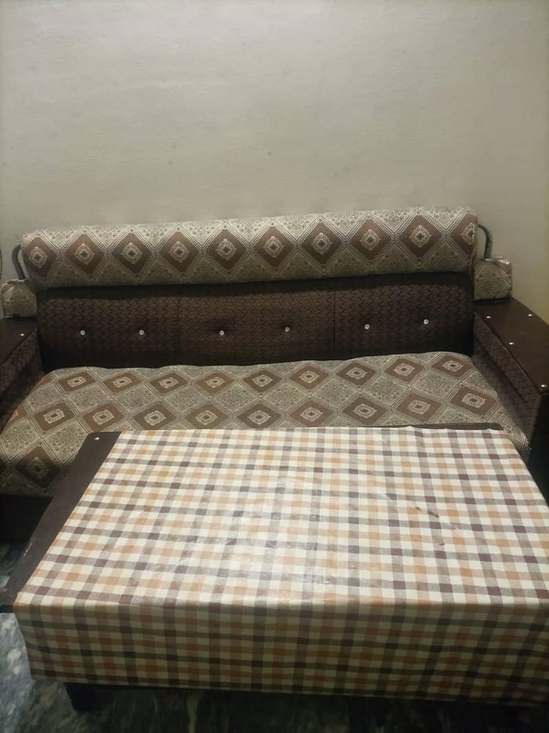 5 seater Sofa Set With Table. 0