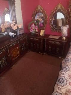KiNgsize bed with dressing tables and Side tables