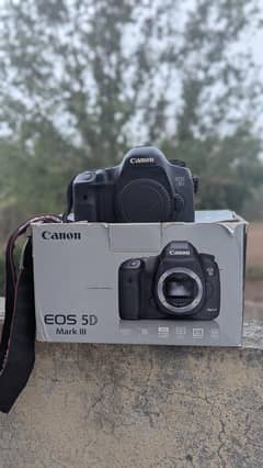 Canon 5d mark III full frame DSLR camera body only