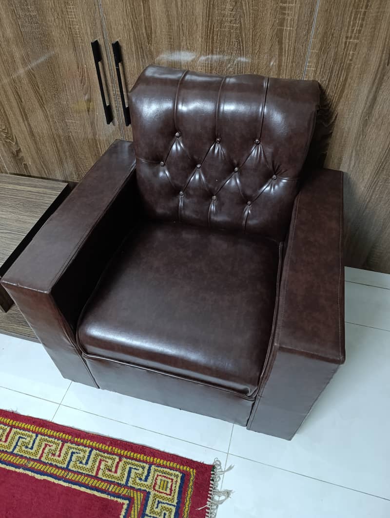 Total 8 sofas. One set of 5.3 sofa  single 0