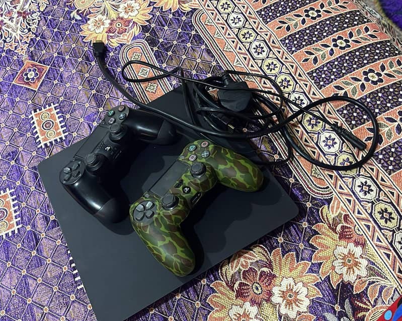 PS4 - complete console and 2 controllers 0