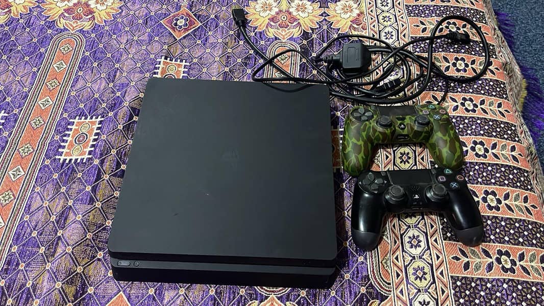 PS4 - complete console and 2 controllers 6