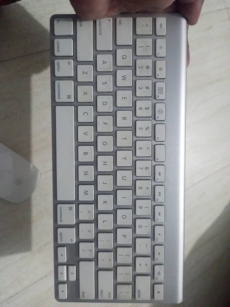 Apple wireless Keyboard and mouse 1