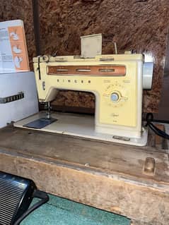 Original singer sewing machine. 10 BY 10 condition