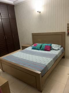 Queen Size Bed Set for Sale – Excellent Condition!
