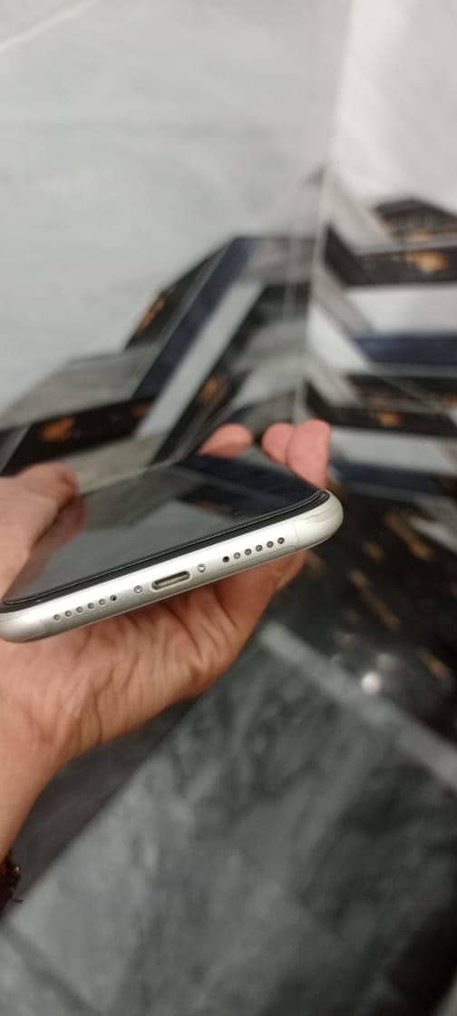 iPhone 11 3