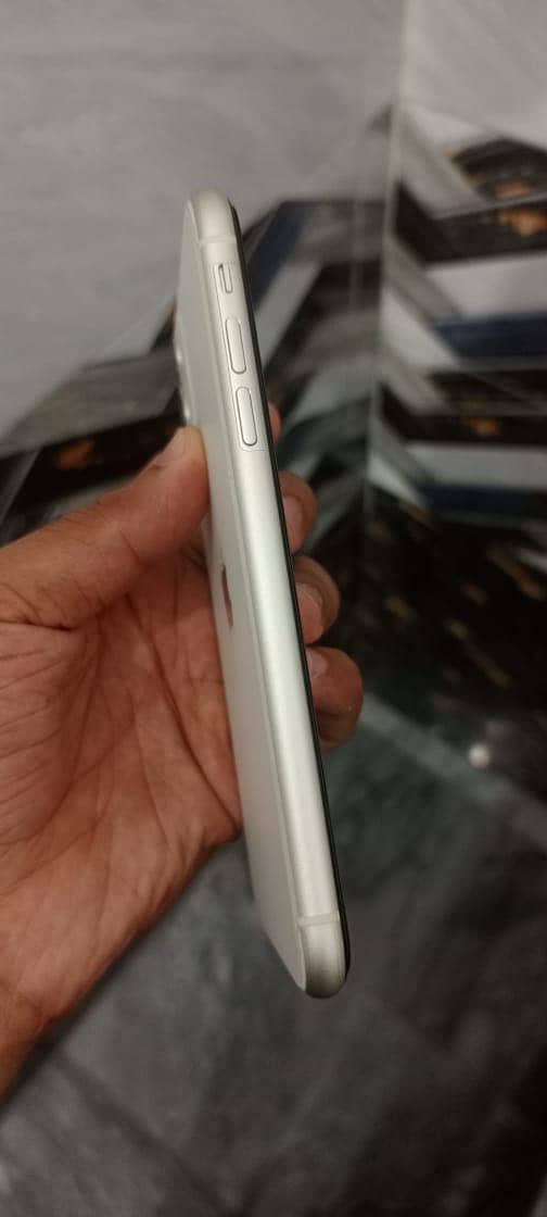 iPhone 11 4