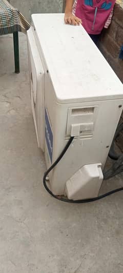 Hair Inverter AC for Sale – Energy Efficient & Excellent Condition!