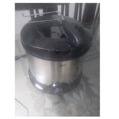 Electrical Steamer /Chips Fryer is available in very nice condition