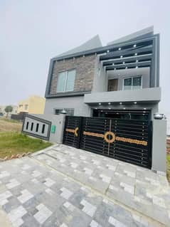 10 Marla House For sale Available In Paragon City