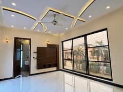 Prime 1-Kanal Building For Rent