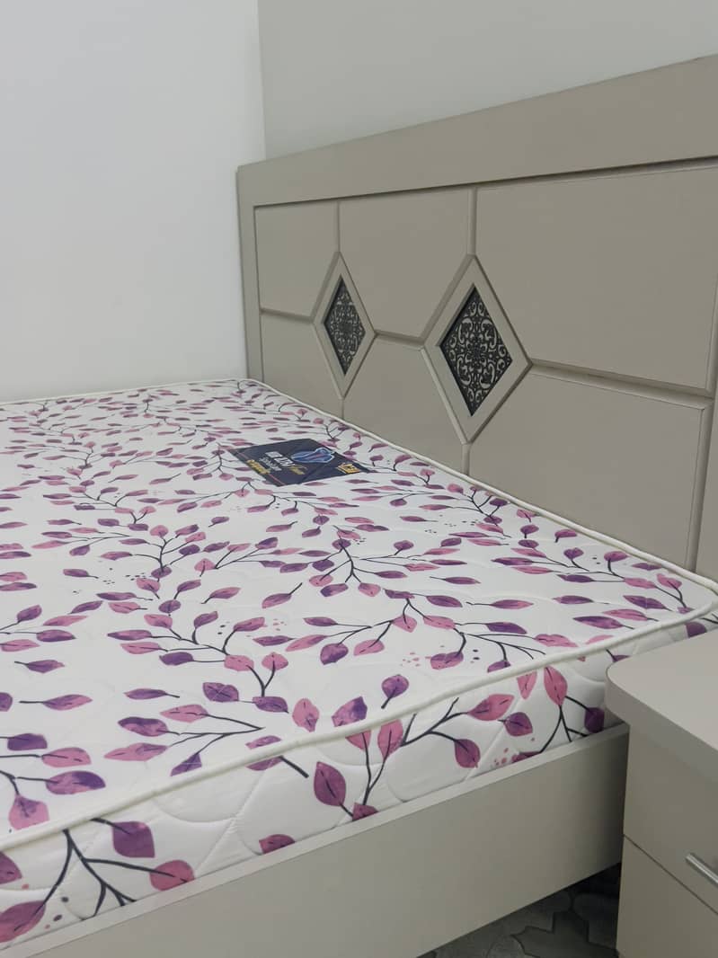 Bed with mattress, side tables and dressing table 1