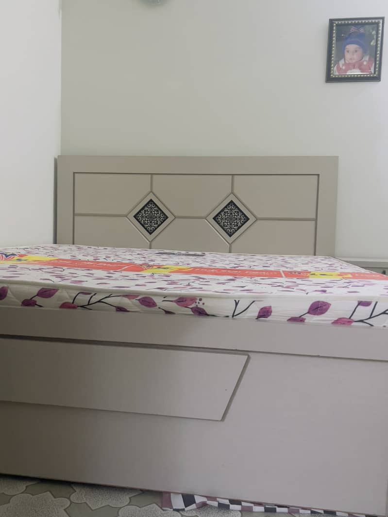 Bed with mattress, side tables and dressing table 3