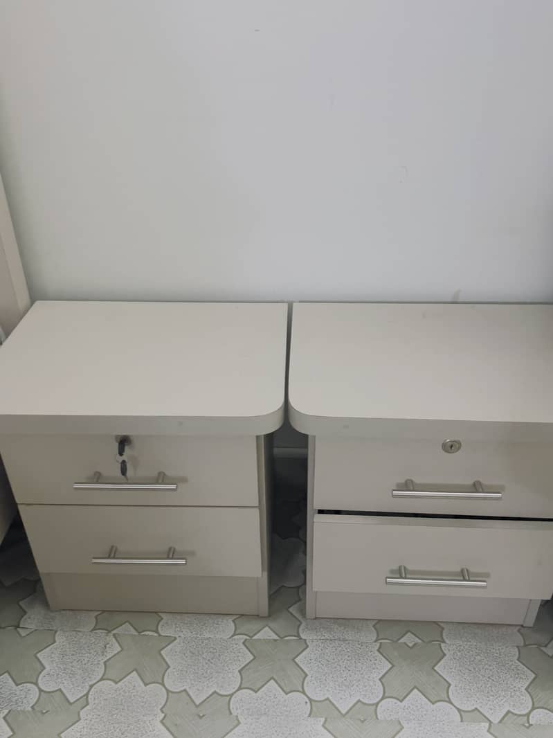 Bed with mattress, side tables and dressing table 5