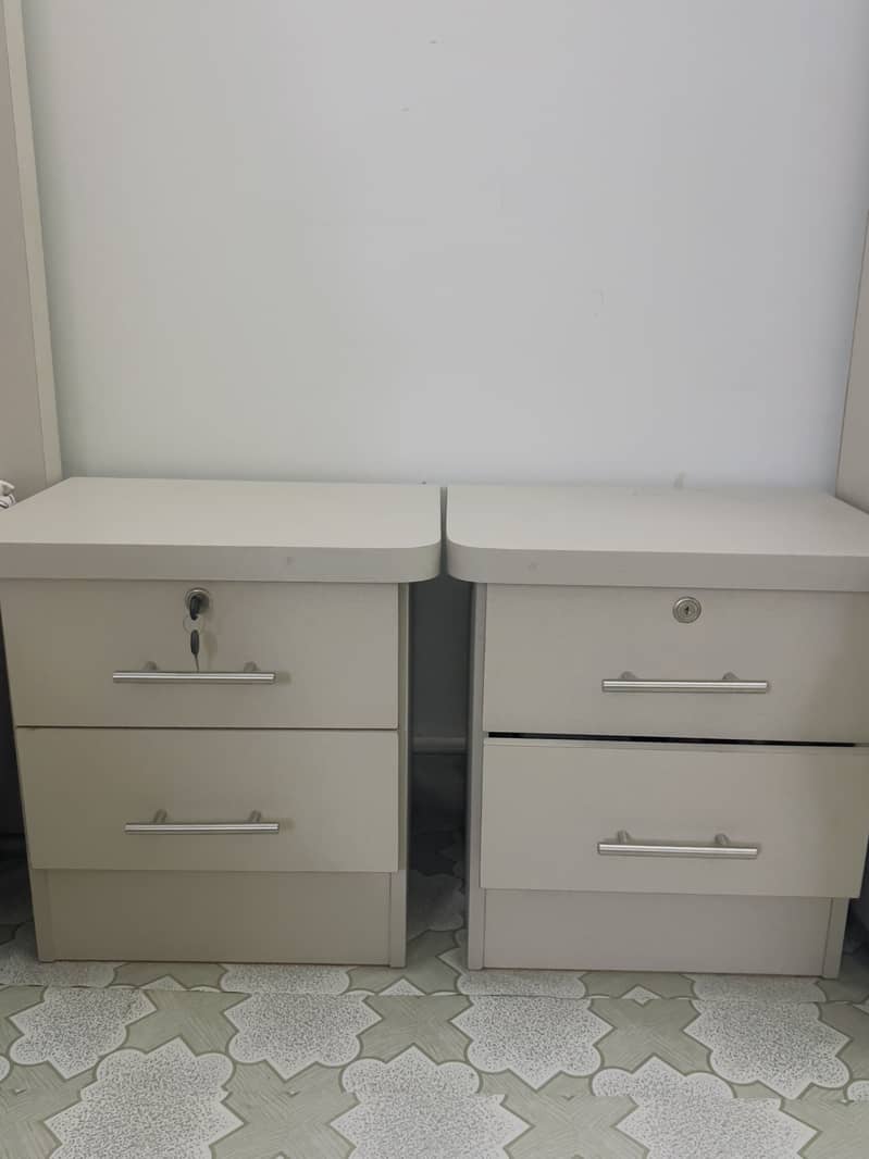 Bed with mattress, side tables and dressing table 6