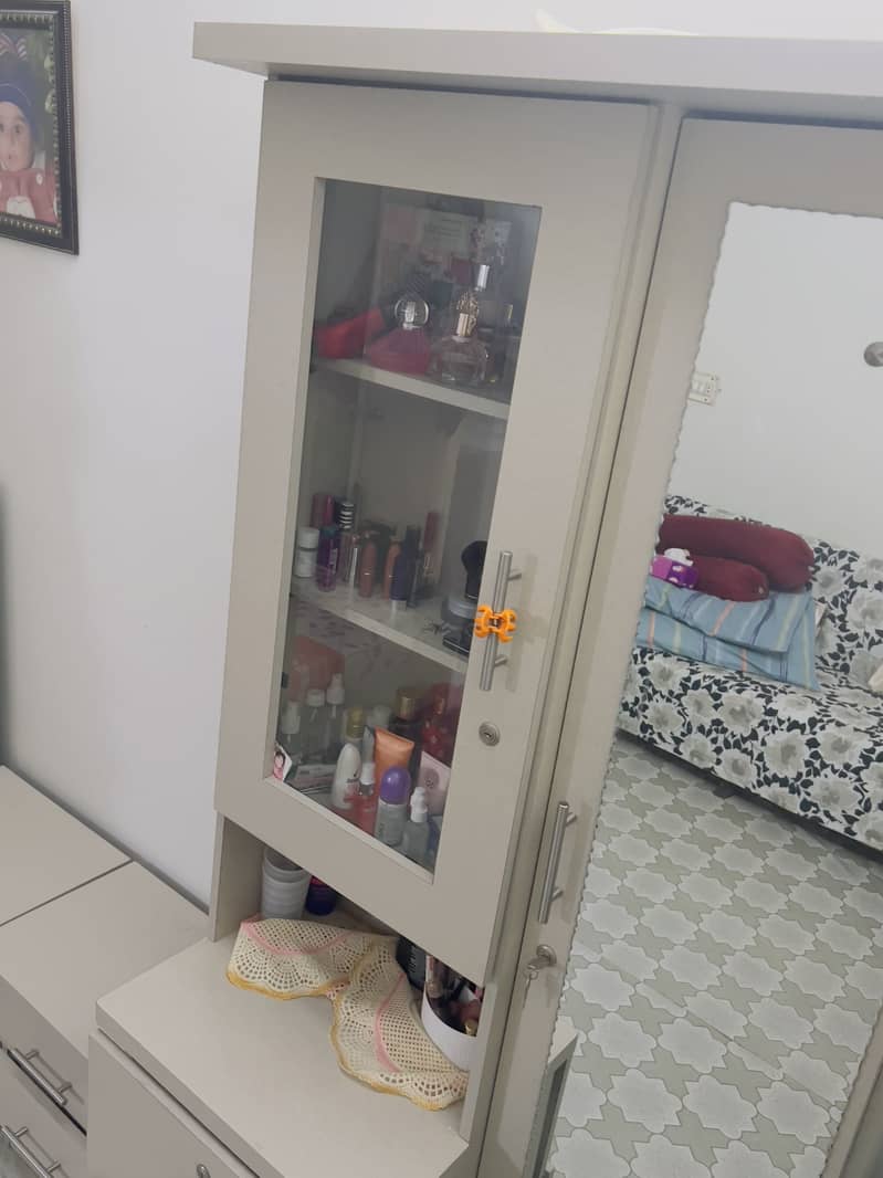 Bed with mattress, side tables and dressing table 9