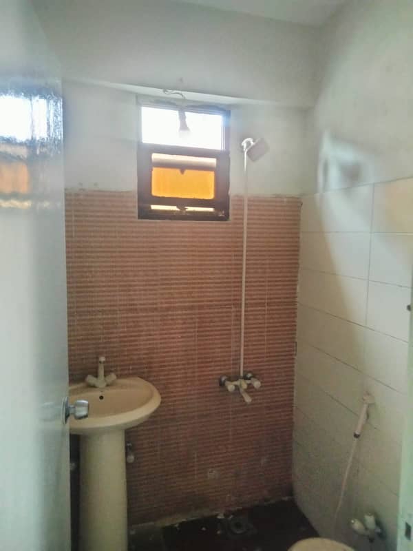 3 Bed DD flat 3rd floor not mezzanine floor in DHA phase 2 ext 11 commr 0322 5996882 3