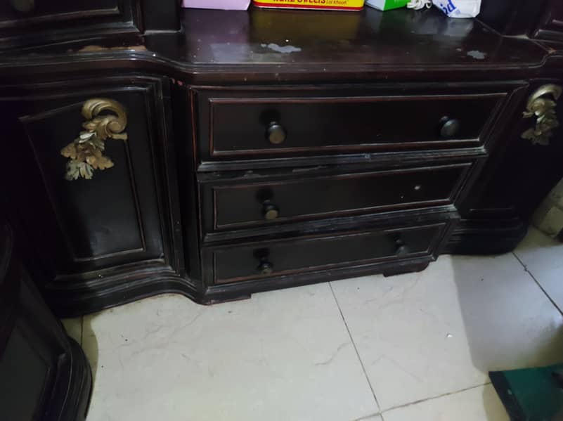 Bed set with dressing table and side tables best condition 0