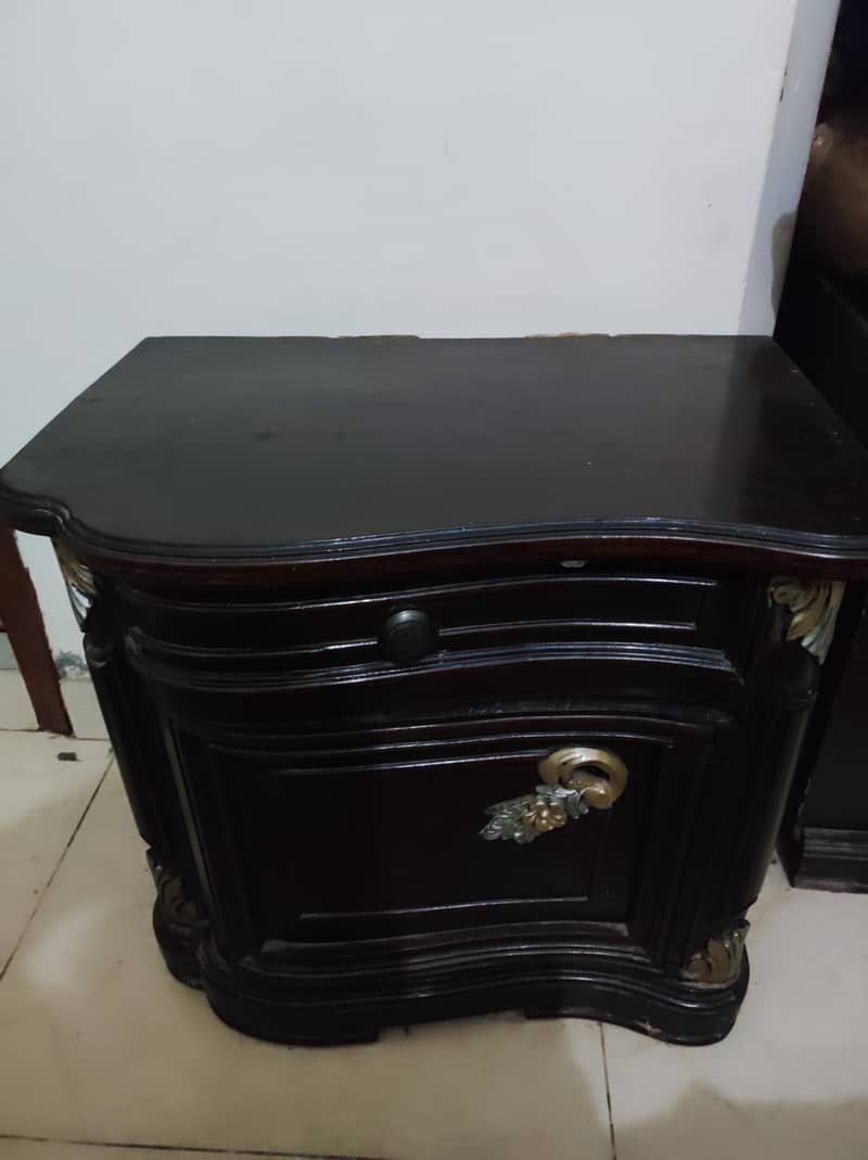 Bed set with dressing table and side tables best condition 2