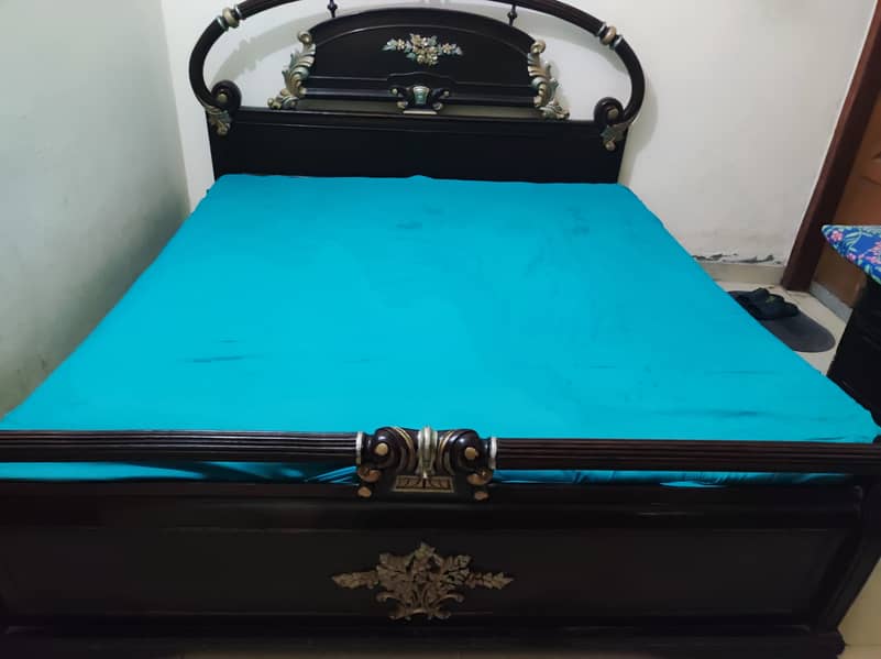 Bed set with dressing table and side tables best condition 5