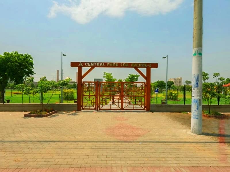 10 MARLA LOOKING FOR THE IDEAL LOCATION PLOT AVAILABLE FOR SALE IN LDA AVENUE - BLOCK K 4