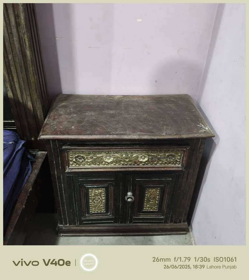 King size bed set with dressing table available 2