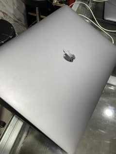 MacBook Pro 2019 i9 32Gb 1 tb SSD 4Gb Radeon Graphics Card