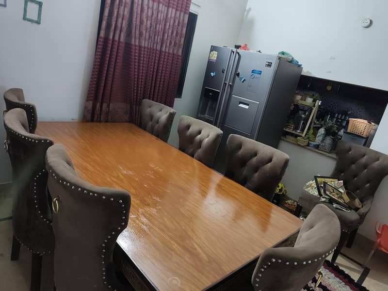 im selling 8 seater dinning table,2 sets of sevev seater sofa each 4