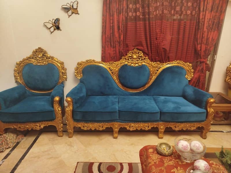 im selling 8 seater dinning table,2 sets of sevev seater sofa each 10