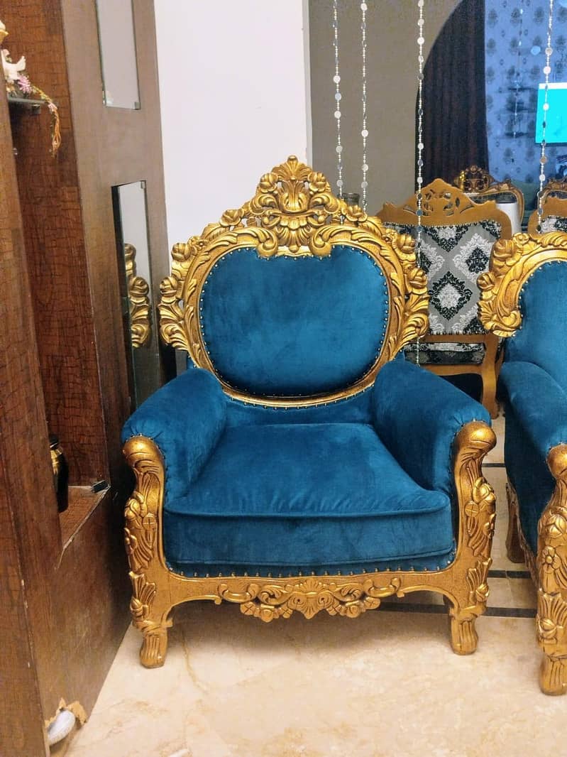im selling 8 seater dinning table,2 sets of sevev seater sofa each 11