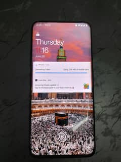اس موبائل کا چارجر نہیں ہےاور ڈبہ بھی نہیں