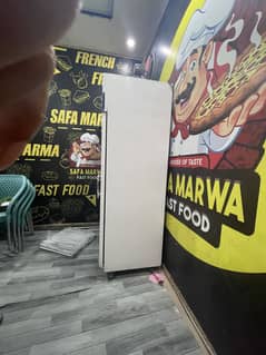 2 waiters ki zrorat hai