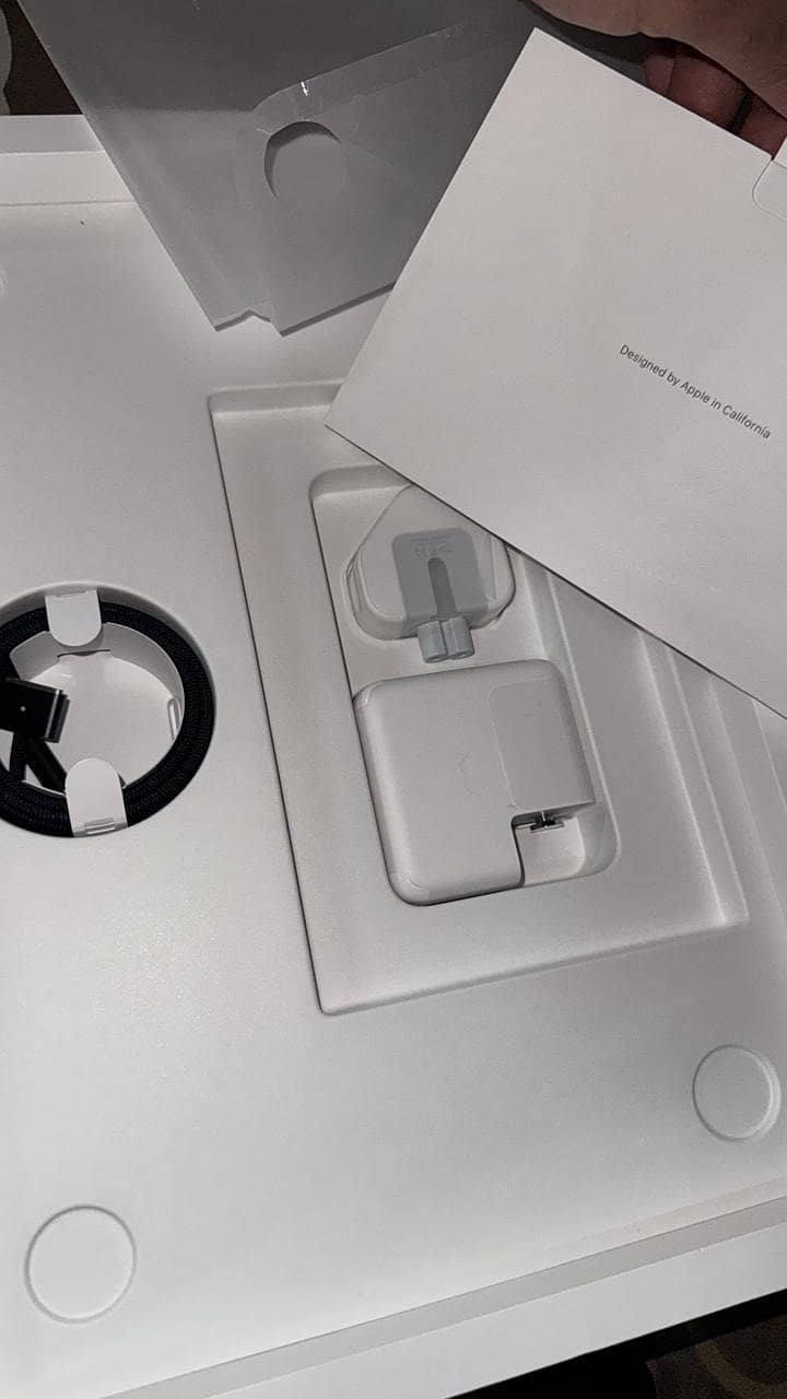 Macbook pro m4 14"16/512 open box but only 10cycles use 3