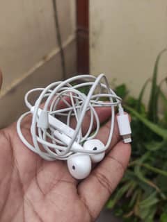 iphone original handfree American  10/10 condition not in used.