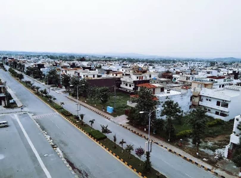 1 KANAL PLOT AVAILABLE FOR SALE ON IDEAL LOCATION 10