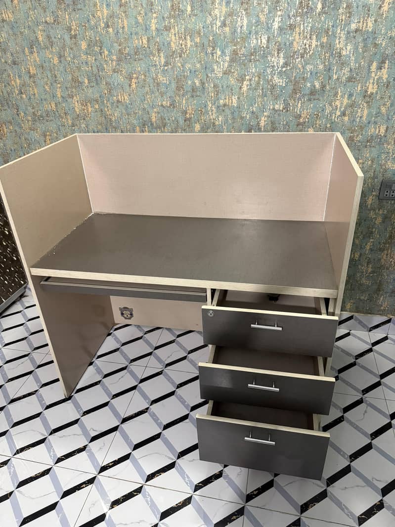 Computer Table 0
