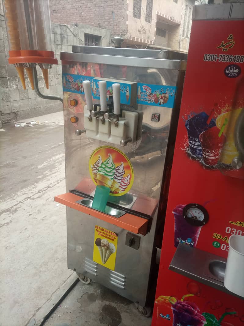 Ice cream machine in use like new. 0