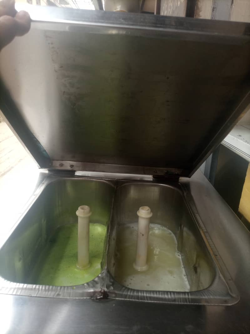 Ice cream machine in use like new. 1