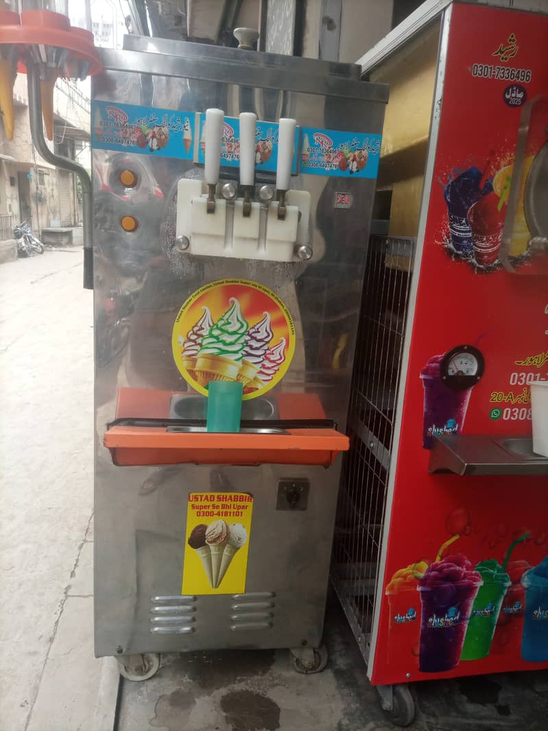 Ice cream machine in use like new. 5