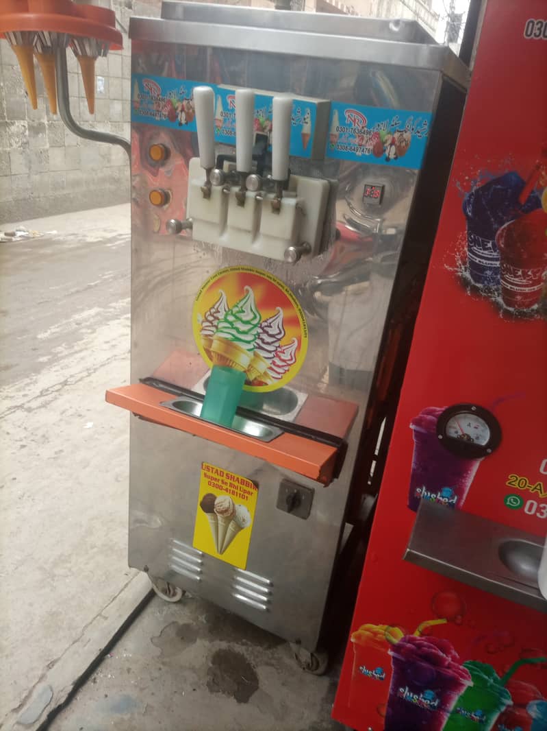 Ice cream machine in use like new. 6