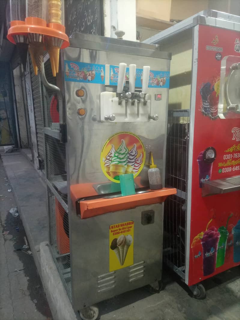 Ice cream machine in use like new. 7